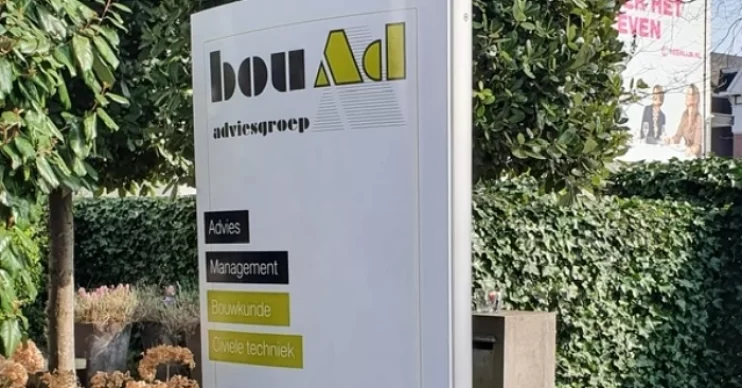 Belettering-bord-Rotterdam-bouAd-Advies-Groep-1